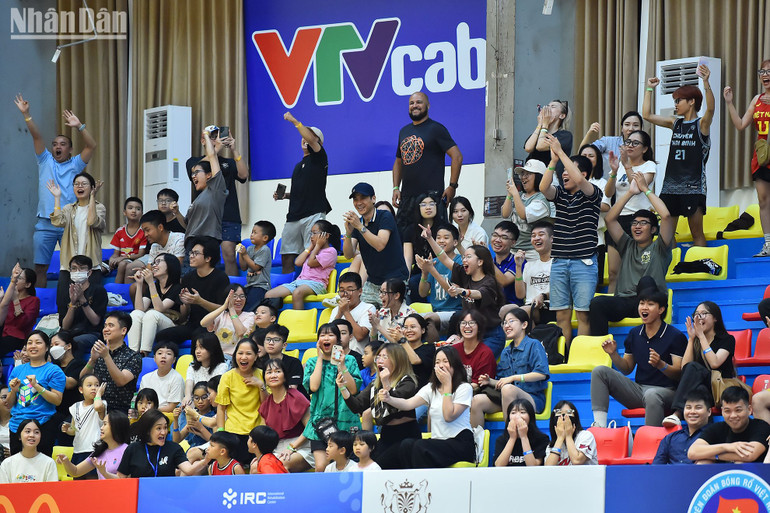 Các khán giả tại Nhà thi đấu Cầu Giấy như vỡ oà trước màn rượt đuổi tỷ số kịch tính giữa hai đội trong những phút cuối cùng của trận đấu.