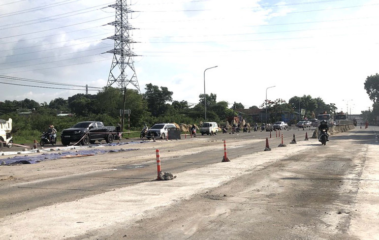 Đến sáng 12/6, việc tháo dỡ trạm thu phí BOT quốc lộ 1K cơ bản hoàn thành.