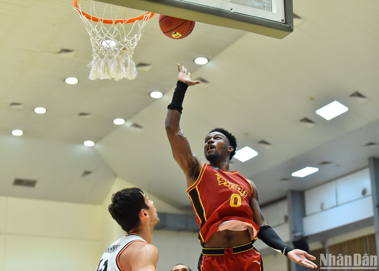 Tuy nhiên, vào những thời khắc quan trọng, các cầu thủ Saigon Heat lại thể hiện được bản lĩnh của nhà đương kim vô địch. Họ thi đấu chậm lại, chắt chiu từng cơ hội ghi điểm, qua đó vượt lên dẫn trước trong một phút thi đấu cuối cùng. Chung cuộc, Saigon Heat giành thắng lợi 97-91 trước đội khách Danang Dragons.