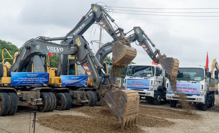 Máy móc thiết bị đã sẵn sàng để thực hiện dự án. Máy móc thiết bị đã sẵn sàng để thực hiện dự án.