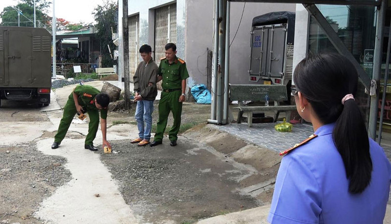 Thực nghiệm hiện trường vụ cướp giật tài sản tại tiệm vàng Hồng Thủy 2.