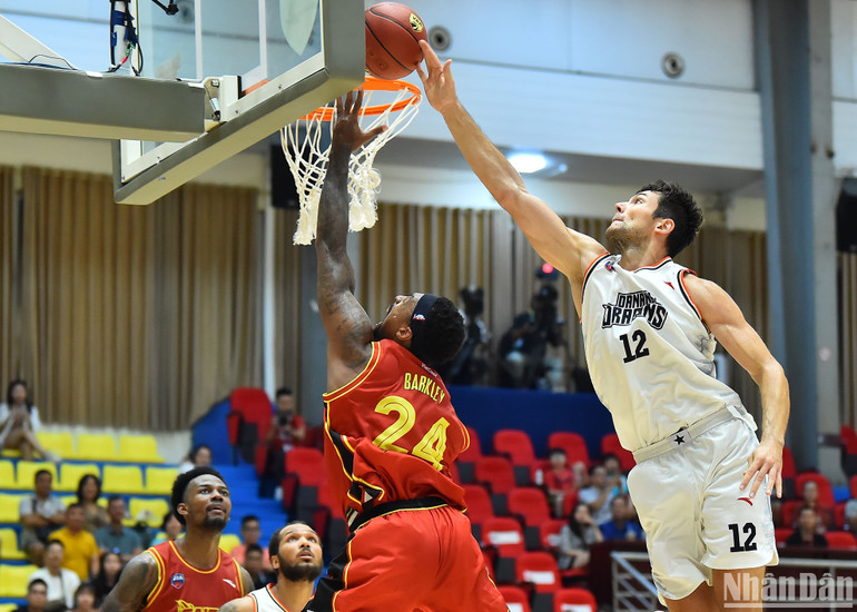 Thế nhưng, với chiều cao vượt trội, trung phong người Ukraine Yevgen Sakhniuk liên tiếp làm nản lòng các cầu thủ Saigon Heat khi liên tục có những pha phòng ngự xuất sắc, giúp Danang Dragons giữ vững thế trận trước đội chủ nhà.