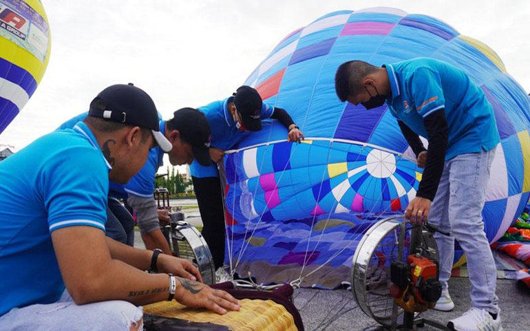 Các nhân viên kỹ thuật chuẩn bị, kiểm tra khinh khí cầu, thiết bị an toàn bay.