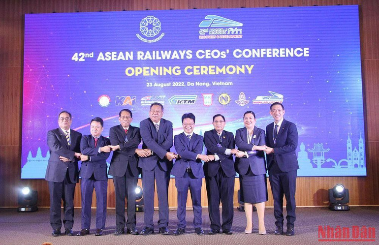 Các đại biểu chụp ảnh lưu niệm.