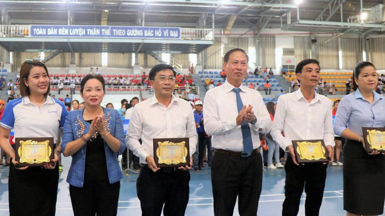 Lãnh đạo tỉnh Bạc Liêu với các đơn vị tham gia Hội thao.