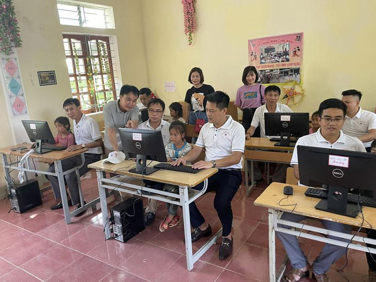 Trao máy tính cho Trường Tiểu học 2 Thạch Ngàn.