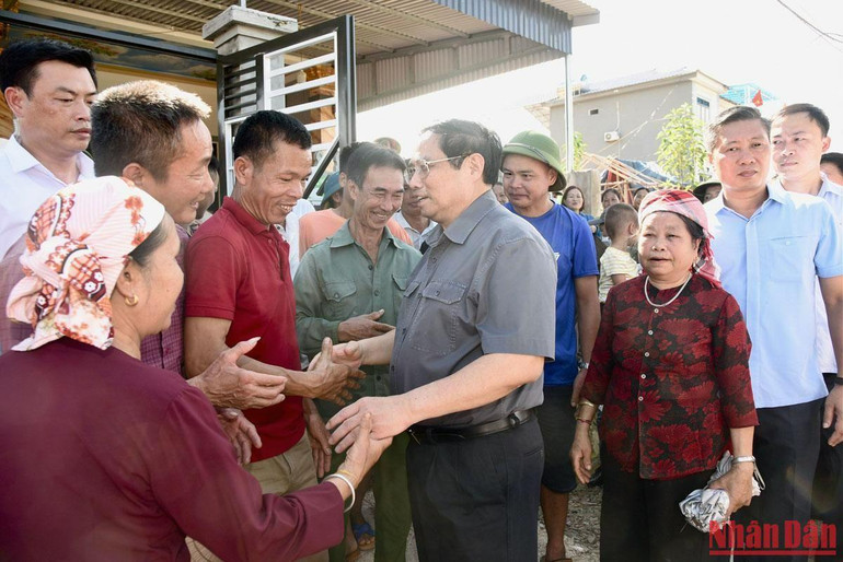 Thủ tướng Phạm Minh Chính thăm hỏi người dân khu tái định cư dự án Cảng hàng không Sa Pa tại xã Cam Cọn, huyện Bảo Yên.