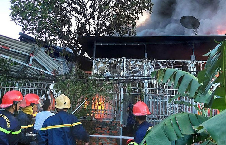 Lực lượng cảnh sát Phòng cháy chữa cháy có mặt kịp thời khẩn trương dập tắt đám cháy.