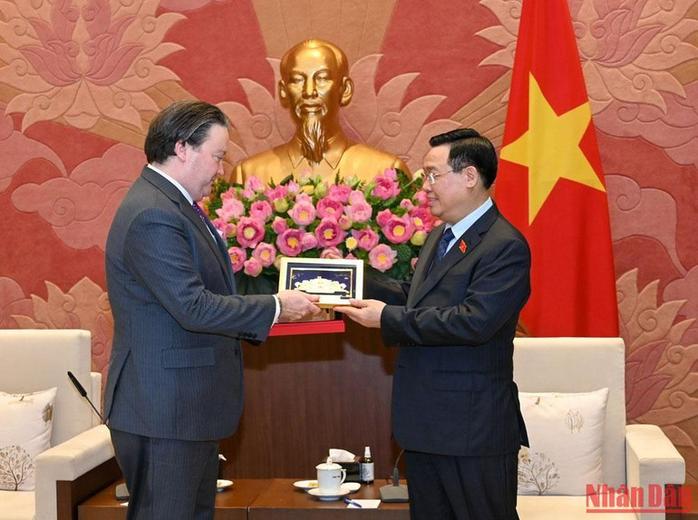 Chủ tịch Quốc hội Vương Đình Huệ tặng quà lưu niệm Đại sứ Hoa Kỳ Marc E. Knapper. Chủ tịch Quốc hội Vương Đình Huệ tặng quà lưu niệm Đại sứ Hoa Kỳ Marc E. Knapper.