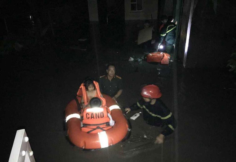 Lực lượng chức năng thành phố Uông Bí di dời người dân và tài sản đến nơi an toàn ngay trong đêm.