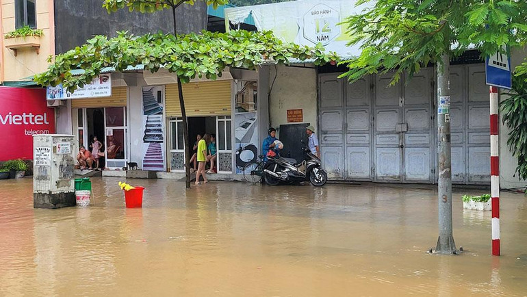 Khu vực km13 đến km15 trên quốc lộ 18 đoạn qua thành phố Cẩm Phả bị ngập cục bộ, gây ách tắc giao thông.