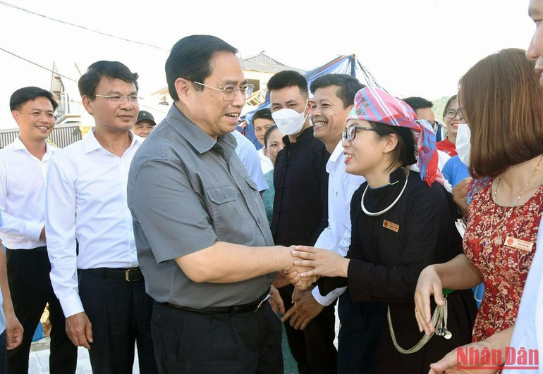 Thủ tướng Phạm Minh Chính thăm hỏi người dân khu tái định cư dự án Cảng hàng không Sa Pa tại xã Cam Cọn, huyện Bảo Yên.