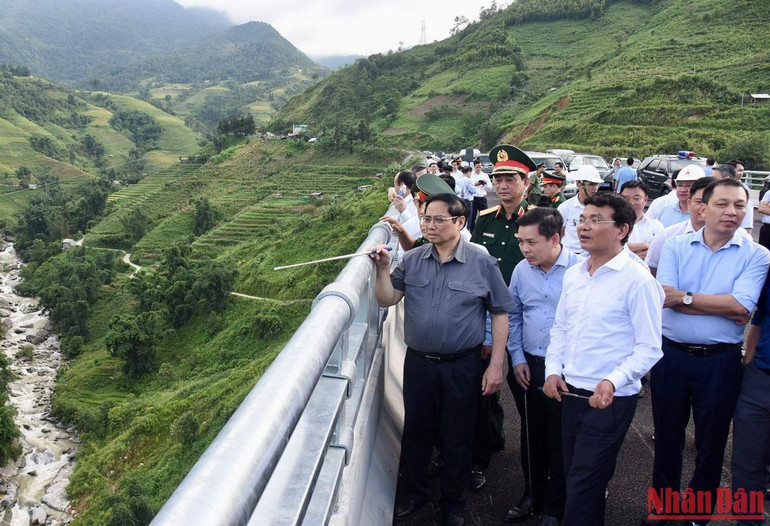 Thủ tướng Phạm Minh Chính kiểm tra, khảo sát Dự án xây dựng đường nối cao tốc Nội Bài-Lào Cai đến thị trấn Sa Pa.