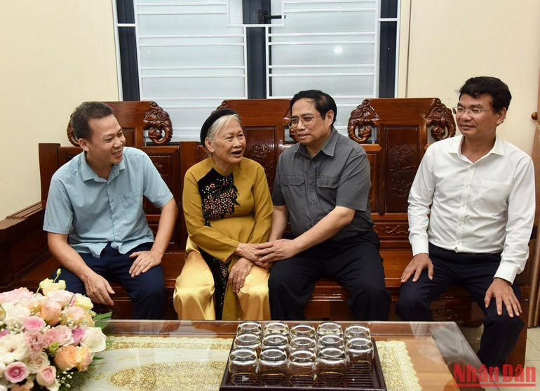 Thủ tướng Phạm Minh Chính thăm và tặng quà Bà mẹ Việt Nam Anh hùng Trần Thị Doanh.