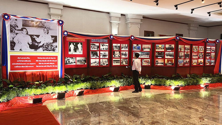 Triển lãm trưng bày hơn 200 bức ảnh về quá trình hợp tác chặt chẽ, gắn bó giữa lực lượng Công an hai nước Việt Nam-Lào trong suốt 60 năm qua. (Ảnh: TRỊNH QUỐC DŨNG) Triển lãm trưng bày hơn 200 bức ảnh về quá trình hợp tác chặt chẽ, gắn bó giữa lực lượng Công an hai nước Việt Nam-Lào trong suốt 60 năm qua. (Ảnh: TRỊNH QUỐC DŨNG)