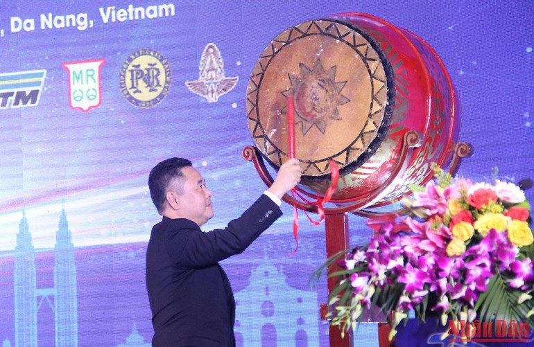 Phó Chủ tịch Ủy ban Quản lý vốn Nhà nước tại doanh nghiệp Nguyễn Ngọc Cảnh đánh trống khai mạc Hội nghị Tổng Giám đốc Đường sắt ASEAN lần thứ 42.