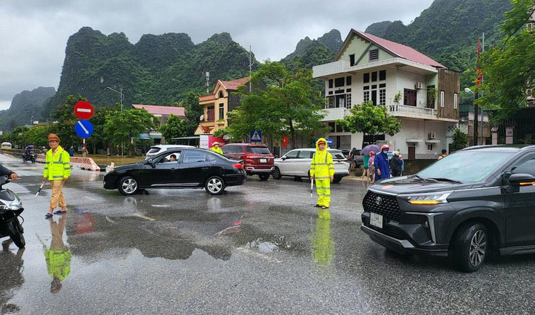 Cảnh sát giao thông tỉnh Quảng Ninh ứng trực tại các điểm ngập lụt hướng dẫn, điều tiết giao thông