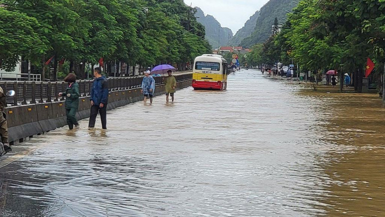 Khu vực km15 trên quốc lộ 18A đoạn qua thành phố Cẩm Phả, do lượng mưa lớn và kéo dài đã gây ngập úng cục bộ, giao thông tê liệt.