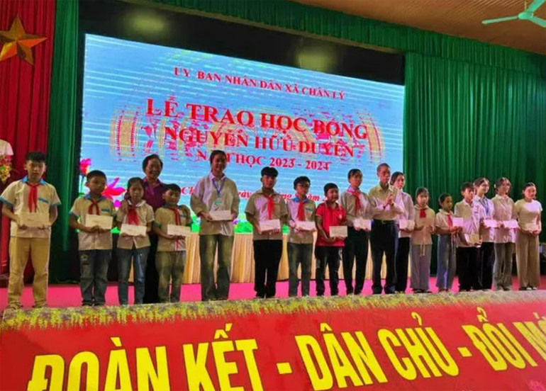 Quỹ học bổng Nguyễn Hữu Duyên trao học bổng cho 143 học sinh.