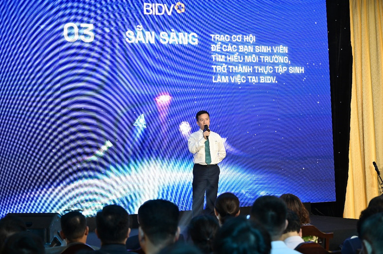 Ông Nguyễn Việt Hà, Trưởng ban Truyền thông và Thương hiệu, Ngân hàng TMCP Đầu tư và Phát triển Việt Nam (BIDV) trao đổi với các sinh viên tại sự kiện. Ông Nguyễn Việt Hà, Trưởng ban Truyền thông và Thương hiệu, Ngân hàng TMCP Đầu tư và Phát triển Việt Nam (BIDV) trao đổi với các sinh viên tại sự kiện.