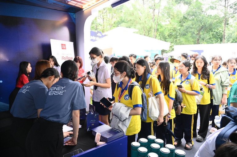 Đông đảo sinh viên đăng ký tham gia trải nghiệm tại buổi ra mắt. Đông đảo sinh viên đăng ký tham gia trải nghiệm tại buổi ra mắt.