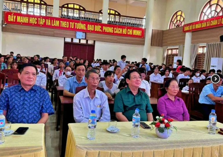 GS,TS Nguyễn Thị Doan, nguyên Phó Chủ tịch nước, Chủ tịch Hội Khuyến học Việt Nam cùng lãnh đạo địa phương, các nhà tài trợ tham dự chương trình.