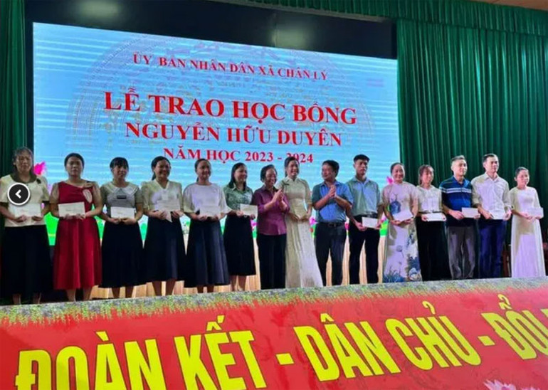 Quỹ học bổng Nguyễn Hữu Duyên trao học bổng cho các giáo viên giỏi.