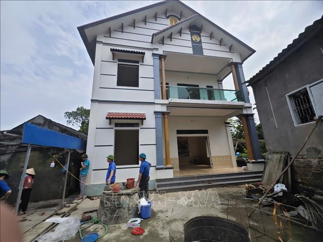 Nhà một hộ dân nằm sát vị trí sạt lở đê tả Lô.