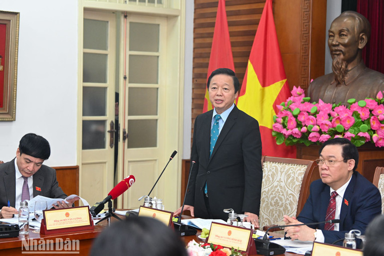 Phó Thủ tướng Chính phủ Trần Hồng Hà phát biểu ý kiến tại cuộc làm việc.