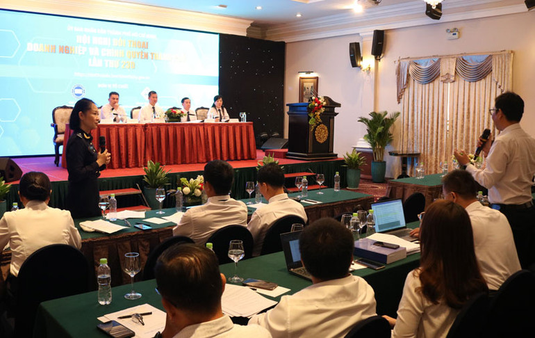 Đại diện các doanh nghiệp phát biểu ý kiến tại hội nghị,