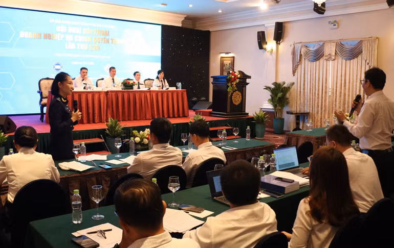 Đại diện các doanh nghiệp phát biểu ý kiến tại hội nghị,