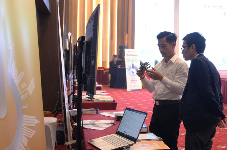 Các đại biểu tìm hiểu về giải pháp đổi mới sáng tạo.