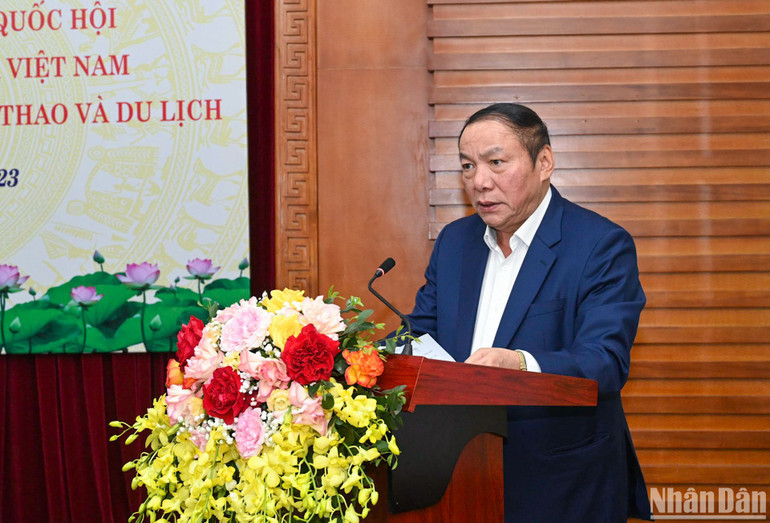Bộ trưởng Văn hóa, Thể thao và Du lịch Nguyễn Văn Hùng trình bày báo cáo tại cuộc làm việc.