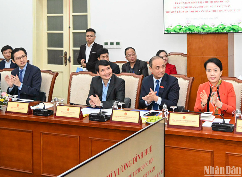 Lãnh đạo các Bộ, ngành và các đại biểu dự cuộc làm việc.