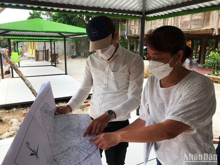 Ông Nguyễn Minh Hoàng (trái) yêu cầu chủ doanh nghiệp cam kết hoàn tất việc tháo dỡ đúng thời gian.