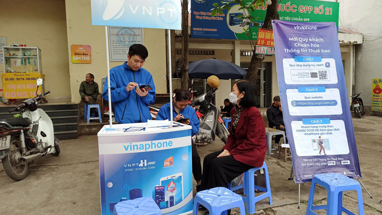 VinaPhone tăng cường các quầy lưu động phục vụ khách hàng chuẩn hóa thông tin thuê bao.
