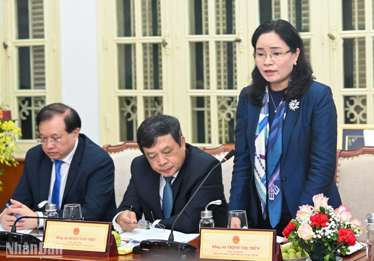 Thứ trưởng Văn hóa, Thể thao và Du lịch Trịnh Thị Thủy báo cáo tại cuộc làm việc.