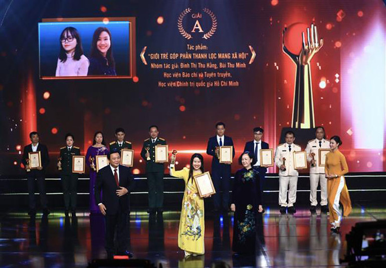 Ủy viên Bộ Chính trị, Thường trực Ban Bí thư, Trưởng Ban Tổ chức Trung ương Trương Thị Mai; Ủy viên Bộ Chính trị, Giám đốc Học viện Chính trị Quốc gia Hồ Chí Minh, Chủ tịch Hội đồng Lý luận Trung ương Nguyễn Xuân Thắng - Phó Trưởng Ban Chỉ đạo 35 Trung ương trao giải A cho nhóm tác giả: Đinh Thị Thu Hằng, Bùi Thu Minh (Học viện Báo chí và Tuyên truyền, Học viện Chính trị Quốc gia Hồ Chí Minh) với tác phẩm “Giới trẻ góp phần thanh lọc mạng xã hội”. (Ảnh: TTXVN)