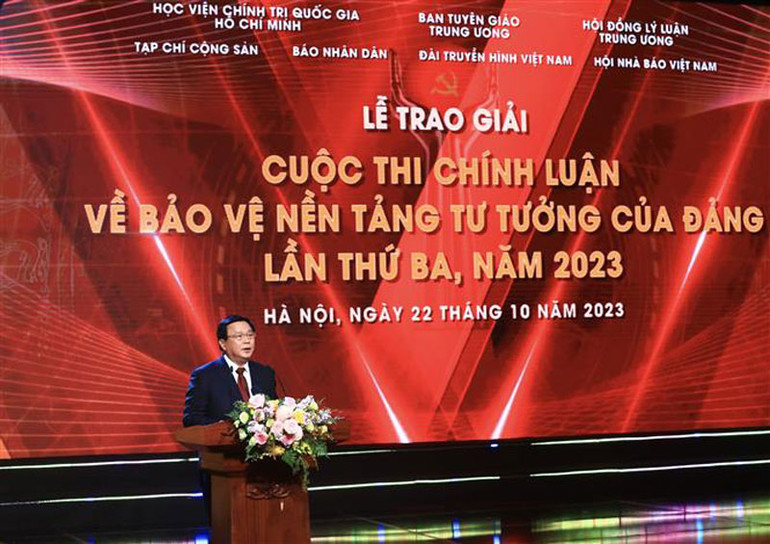 Ủy viên Bộ Chính trị, Giám đốc Học viện Chính trị Quốc gia Hồ Chí Minh, Chủ tịch Hội đồng Lý luận Trung ương Nguyễn Xuân Thắng - Phó Trưởng Ban Chỉ đạo 35 Trung ương - Trưởng Ban tổ chức cuộc thi phát biểu. (Ảnh: TTXVN)