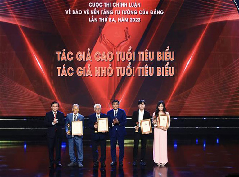 Tác giả cao tuổi tiêu biểu (cao nhất 101 tuổi) và các tác giả nhỏ tuổi tiêu biểu nhận giải. (Ảnh: TTXVN)