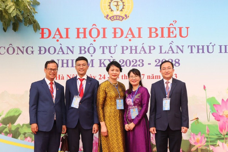 Đoàn Chủ tịch điều hành phiên thứ nhất, Đại hội đại biểu Công đoàn Bộ Tư pháp lần thứ III. Đoàn Chủ tịch điều hành phiên thứ nhất, Đại hội đại biểu Công đoàn Bộ Tư pháp lần thứ III.