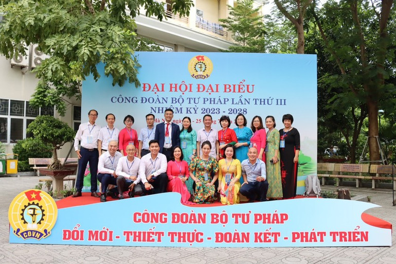 Đoàn đại biểu Báo Pháp luật Việt Nam tham dự Đại hội. Đoàn đại biểu Báo Pháp luật Việt Nam tham dự Đại hội.