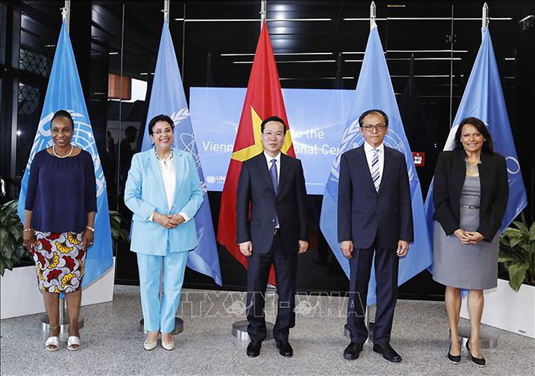 Chủ tịch nước Võ Văn Thưởng với Quyền Tổng Giám đốc IAEA Najat Mokhtar (thứ 2 từ trái sang), Phó Tổng Giám đốc Tổ chức Phát triển công nghiệp Liên hợp quốc (UNIDO) Fatou Haidara (ngoài cùng bên trái), lãnh đạo Tổ chức Hiệp ước Cấm thử vũ khí hạt nhân (CTBTO), lãnh đạo Văn phòng Liên hợp quốc tại Vienna (UNOV). (Ảnh: TTXVN)