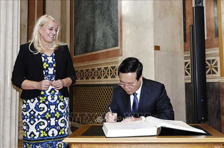 Chủ tịch nước Võ Văn Thưởng ghi lưu bút. (Ảnh: TTXVN)