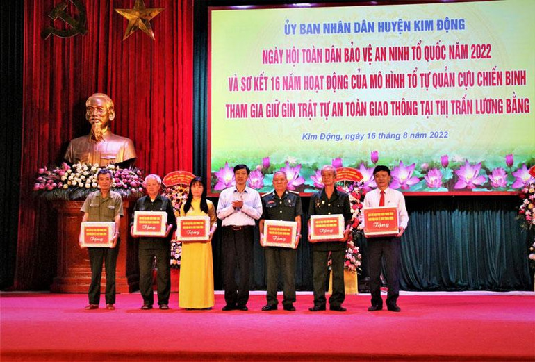Phó Trưởng Ban Dân vận Trung ương Bùi Tuấn Quang tặng quà cho 2 gia đình có công và các mô hình tiêu biểu của huyện Kim Động, tỉnh Hưng Yên.