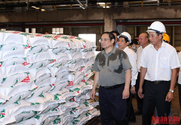 Thủ tướng Phạm Minh Chính kiểm tra kho chứa sản phẩm của nhà máy.