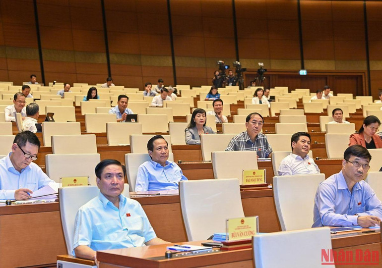 Lãnh đạo các Ủy ban của Quốc hội, các Bộ và đại biểu Quốc hội theo dõi phiên chất vấn và trả lời chất vấn.