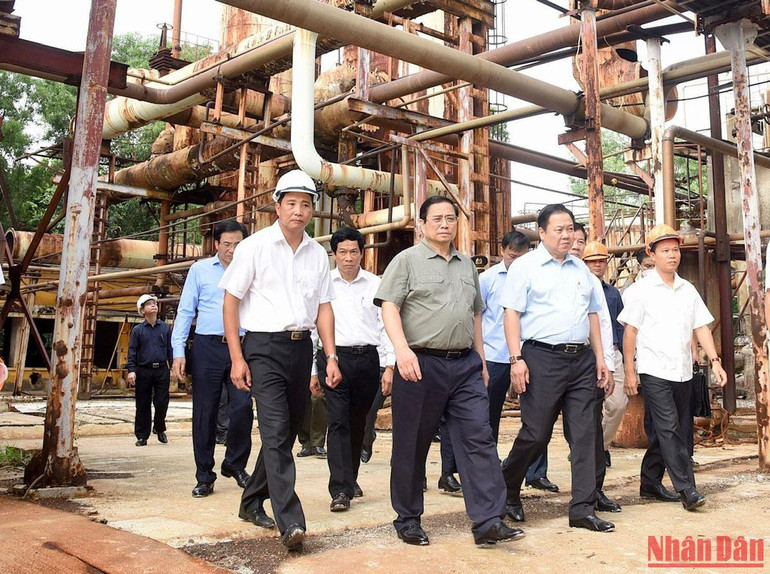 Thủ tướng Phạm Minh Chính kiểm tra thực trạng của Nhà máy phân đạm Hà Bắc.