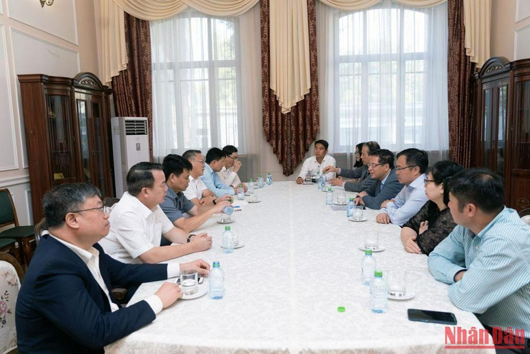 Đoàn đại biểu cấp cao Bộ Công an Việt Nam thăm làm việc tại Đại sứ quán Việt Nam tại Nga. (Ảnh: Thanh Thể) Đoàn đại biểu cấp cao Bộ Công an Việt Nam thăm làm việc tại Đại sứ quán Việt Nam tại Nga. (Ảnh: Thanh Thể)