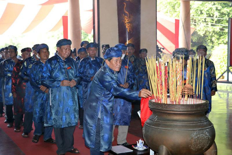 Thành viên Ban Quý tế các đình trên địa bàn thành phố Biên Hòa dâng hương.